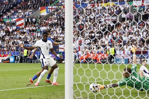 EURO 2024, England - Slowakei GELSENKIRCHEN - (l-r) Marc Guehi of England, Luksa Haraslin of Slovakia, England goalkeeper Jordan Pickford during the UEFA EURO, EM, Europameisterschaft,Fussball 2024 round of 16 match between England and Slovakia at the Arena AufSchalke on June 30, 2024 in Gelsenkirchen, Germany. ANP Hollandse Hoogte MAURICE VAN STEEN UEFA EURO 2024 2024 xVIxANPxSportx xVanxSteenxFotografiexIVx 502441092 originalFilename: 502441092.jpg