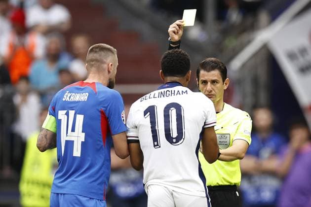 EURO 2024, England - Slowakei GELSENKIRCHEN - (l-r) Milan Skriniar of Slovakia, Jude Bellingham of England, referee Umut Meler during the UEFA EURO, EM, Europameisterschaft,Fussball 2024 round of 16 match between England and Slovakia at the Arena AufSchalke on June 30, 2024 in Gelsenkirchen, Germany. ANP Hollandse Hoogte MAURICE VAN STEEN UEFA EURO 2024 2024 xVIxANPxSportx xVanxSteenxFotografiexIVx 502441326 originalFilename: 502441326.jpg