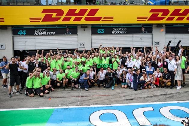 Sport Bilder des Tages RUSSELL George (gbr), Mercedes AMG F1 Team W15, portrait WOLFF Toto (aut), Team Principal & CEO of Mercedes AMG F1 Team, portrait celebration mechanic, mecanicien, mechanics during the Formula 1 Qatar Airways Austrian Grand Prix 2024, 11th round of the 2024 Formula One World Championship, WM, Weltmeisterschaft from June 28 to 30, 2024 on the Red Bull Ring, in Spielberg, Austria - F1 - AUSTRIAN GRAND PRIX 2024 DPPI Panoramic 240630_R11_AUSTRIA_DP_XB5_9832