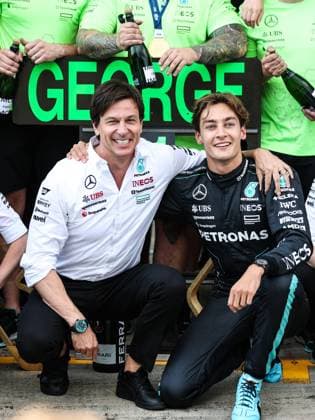 RUSSELL George (gbr), Mercedes AMG F1 Team W15, portrait WOLFF Toto (aut), Team Principal & CEO of Mercedes AMG F1 Team, portrait celebration mechanic, mecanicien, mechanics during the Formula 1 Qatar Airways Austrian Grand Prix 2024, 11th round of the 2024 Formula One World Championship, WM, Weltmeisterschaft from June 28 to 30, 2024 on the Red Bull Ring, in Spielberg, Austria - F1 - AUSTRIAN GRAND PRIX 2024 DPPI Panoramic 240630_R11_AUSTRIA_DP_XB3_1477