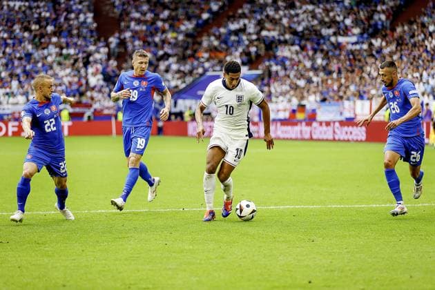 EURO 2024, England - Slowakei GELSENKIRCHEN, 30-06-20204, Stadium Veltins Arena, European Football Championship Euro2024, Round of 16 match no.40 between England and Slovakia. England player Jude Bellingham between Slovakia player Stanislav Lobotka, Slovakia player Juraj Kuco and Slovakia player Ivan Schranz England - Slovakia (Euro2024)  x25642364x Copyright: