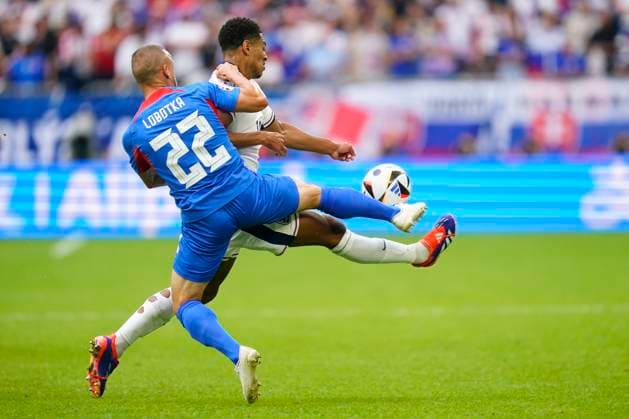 EURO 2024, England - Slowakei GER: England v Slovakia. UEFA EURO, EM, Europameisterschaft,Fussball 2024 Stanislav Lobotka of Slovakia and Jude Bellingham of England during the UEFA Euro 2024 match between England and Slovakia, Round of 16, played at Veltins-Arena stadium on June 30, 2024 in Gelsenkirchen, Germany. kpng Copyright: xSergioxRuizx xPRESSINPHOTOx PS_240630_ENG-SLOVAKIA_530