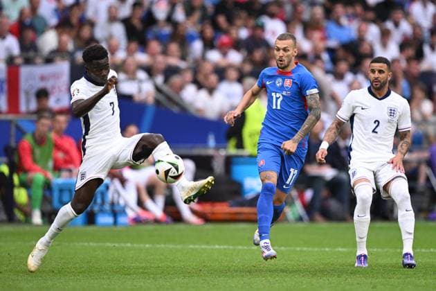 EURO 2024, England - Slowakei Germany Soccer Euro 2024 England - Slovakia 8720118 30.06.2024 From left, England s Bukayo Saka, Slovakia s Lukas Haraslin, and England s Kyle Walker struggle for the ball during the UEFA EURO, EM, Europameisterschaft,Fussball 2024 Round of 16 soccer match between England and Slovakia at the Veltins-Arena in Gelsenkirchen, Germany. Alexey Filippov Sputnik Gelsenkirchen Germany  Copyright: xAlexeyxFilippovx