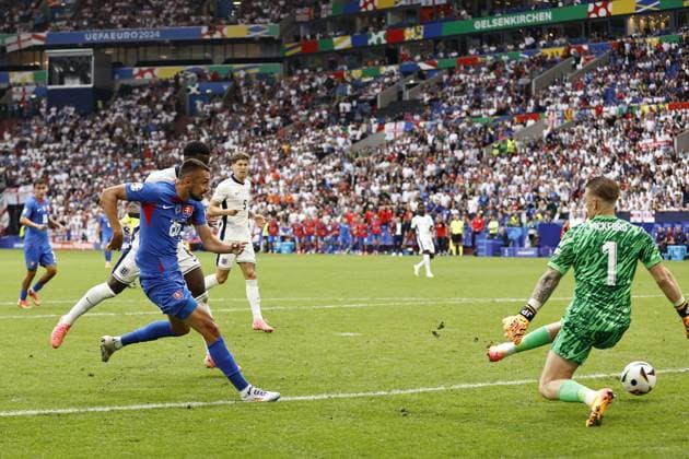 EURO 2024, England - Slowakei GELSENKIRCHEN - (l-r) Ivan Schranz of Slovakia scores the 0-1, Marc Guehi of England, England goalkeeper Jordan Pickford during the UEFA EURO, EM, Europameisterschaft,Fussball 2024 round of 16 match between England and Slovakia at the Arena AufSchalke on June 30, 2024 in Gelsenkirchen, Germany. ANP Hollandse Hoogte MAURICE VAN STEEN UEFA EURO 2024 2024 xVIxANPxSportx xVanxSteenxFotografiexIVx 502442343 originalFilename: 502442343.jpg