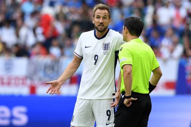 Soccer UEFA EURO 2024 Round of 16 England Slovakia on 30 06 2024 at the Arena AufSchalke in Gelsenkirchen Harry Kane England , left FIFA referee Umut Meler Turkey , right xRx