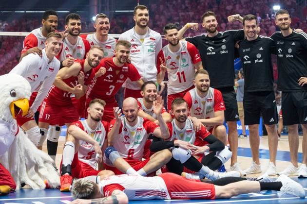 Volleyball, FIVB Nations League, Spiel um Platz 3, Polen - Slowenien Poland - Slovenia 30.06.2024 Lodz, Poland, men s Volleyball Nations League, final round finals third place game , game ( match ) Poland - Slovenia ; image shows: team Poland win the game , group photo photo Katarzyna Plewczynska Fotostyk Copyright: xFotostykxPhotoxAgencyx 20240630FCTKP599