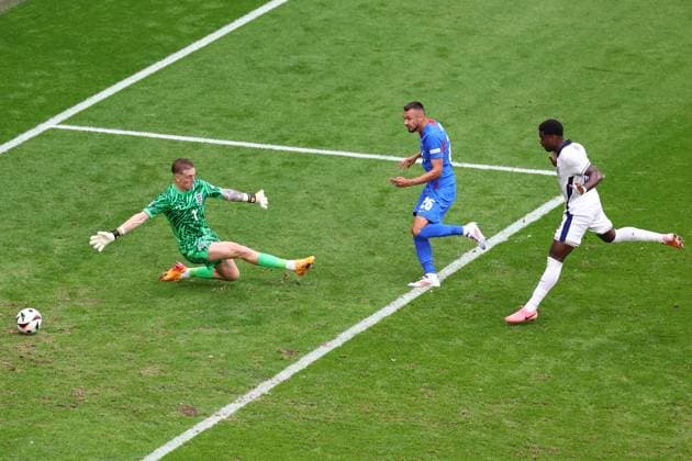 England gegen die Slowakei 30. Juni 2024, Gelsenkirchen UEFA EURO-Achtelfinale England gegen die Slowakei Ivan Schranz aus der Slowakei erzielt den Führungstreffer, indem er Englands Torwart Jordan Pickford und Verteidiger Marc Guehi überwindet Foto Charlotte Wilson Abseits Gelsenkirchen Deutschland  Copyright: xCharlottexWilsonx xOffsidexOffside
