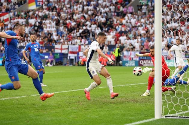 EURO 2024, England - Slowakei Phil Foden of England scores but the goal is ruled-out for offside England v Slovakia, UEFA European Championship, EM, Europameisterschaft 2024, Round of 16, Football, Arena AufSchalke, Gelsenkirchen, Germany - 30 Jun 2024 EDITORIAL USE ONLY No use with unauthorised audio, video, data, fixture lists, club league logos or live services. Online in-match use limited to 120 images, no video emulation. No use in betting, games or single club league player publications. Copyright: xPaulxCurrie Shutterstockx 14562219dk