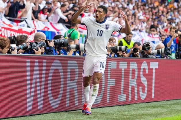 UEFA EURO 2024 England Slovakia 30 06 2024 Jude Bellingham England, 10 cheers on the fans UEFA EURO 2024 England Slovakia Arena AufSchalke, Gelsenkirchen on 30 06 2024 Copyright: xBEAUTIFULxSPORTS Meuselx