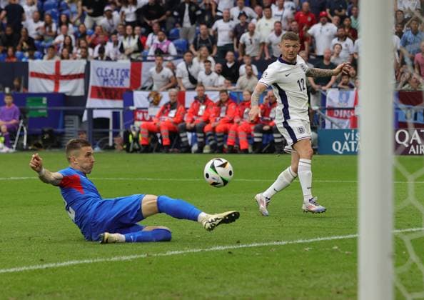 England v Slovakia UEFA EURO, EM, Europameisterschaft,Fussball 2024 Round of 16 Kieran Trippier of England puts in a cross which Phil Foden of England (not in picture) puts in the net but is offside during the UEFA Euro 2024 Round of 16 match between England and Slovakia at Veltins-Arena, Gelsenkirchen UK Newspapers OUT Copyright: xPaulxChestertonx FIL-20312-0144