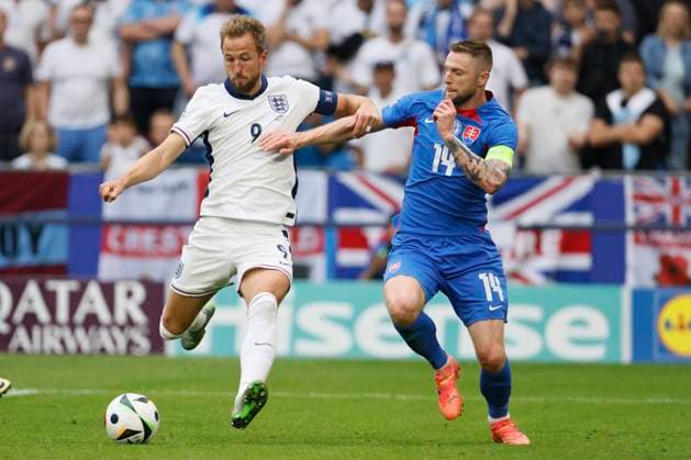 EURO 2024, England - Slowakei England v Slovakia: Round of 16 - UEFA EURO, EM, Europameisterschaft,Fussball 2024 Harry Kane of England and Milan Skriniar of Slovakia challenge during the UEFA EURO 2024 round of 16 match between England and Slovakia at Arena AufSchalke on June 30, 2024 in Gelsenkirchen, Germany. Gelsenkirchen Arena AufSchalke Germany Germany Copyright: xRichardxSellers Sportsphoto APLx 14043384