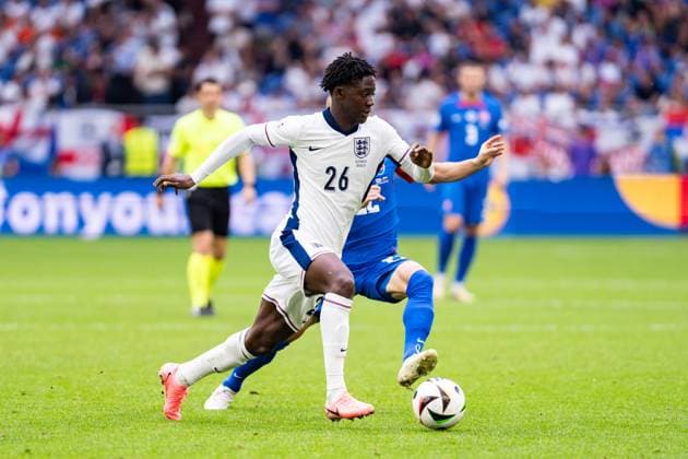 GER, Euro 2024, round of sixteen, England GBR vs Slovakia SVK 30 06 2024, Arena AufSchalke, Veltins Arena, Gelsenkirchen, GER, Euro 2024, round of sixteen, England GBR vs Slovakia SVK In the picture Kobbie Mainoo England GBR, 26 Single action whole body whole body ball on foot Stanislav Lobotka Slovakia SVK, 22 nordphotoxGmbHxx xChristianxSchulze nph000300