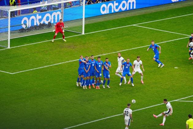 EURO 2024, England - Slowakei Phil Foden of England takes a free kick England v Slovakia, UEFA European Championship, EM, Europameisterschaft 2024, Round of 16, Football, Arena AufSchalke, Gelsenkirchen, Germany - 30 Jun 2024 EDITORIAL USE ONLY No use with unauthorised audio, video, data, fixture lists, club league logos or live services. Online in-match use limited to 120 images, no video emulation. No use in betting, games or single club league player publications. Copyright: xDavexShopland Shutterstockx 14562222bu