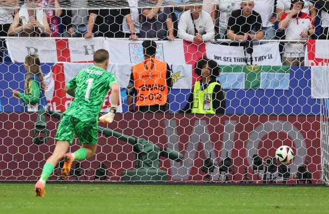 EURO 2024, England - Slowakei England v Slovakia UEFA EURO, EM, Europameisterschaft,Fussball 2024 Round of 16 Jordan Pickford of England is almost beaten by a long range shot during the UEFA Euro 2024 Round of 16 match between England and Slovakia at Veltins-Arena, Gelsenkirchen UK Newspapers OUT Copyright: xPaulxChestertonx FIL-20312-0156