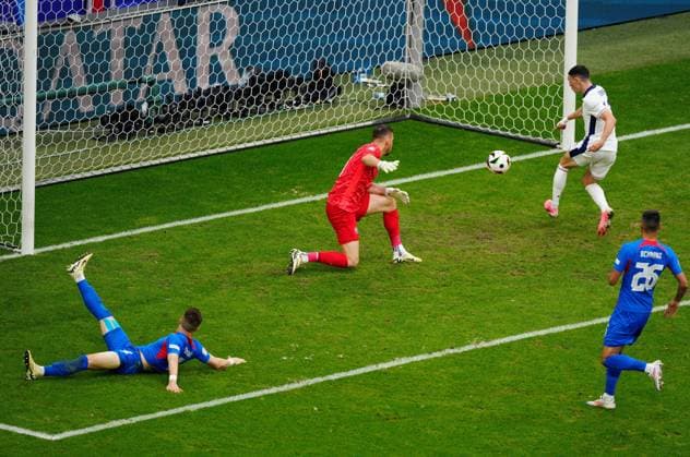 EURO 2024, England - Slowakei Phil Foden of England scores to make it 1-1 before it being disallowed for offside England v Slovakia, UEFA European Championship, EM, Europameisterschaft 2024, Round of 16, Football, Arena AufSchalke, Gelsenkirchen, Germany - 30 Jun 2024 EDITORIAL USE ONLY No use with unauthorised audio, video, data, fixture lists, club league logos or live services. Online in-match use limited to 120 images, no video emulation. No use in betting, games or single club league player publications. Copyright: xDavexShopland Shutterstockx 14562222bw