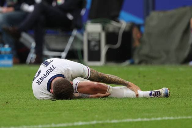 EURO 2024, England - Slowakei England v Slovakia UEFA EURO, EM, Europameisterschaft,Fussball 2024 Round of 16 Kieran Trippier of England lies injured on the pitch during the UEFA Euro 2024 Round of 16 match between England and Slovakia at Veltins-Arena, Gelsenkirchen UK Newspapers OUT Copyright: xPaulxChestertonx FIL-20312-0174