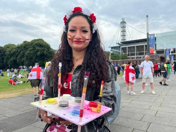Fans can get a face painting on their way to the Cologne stadium Cologne 30 06 2024 Spain vs Georgia, EURO2024 M37, round of 16, EM Arena Cologne