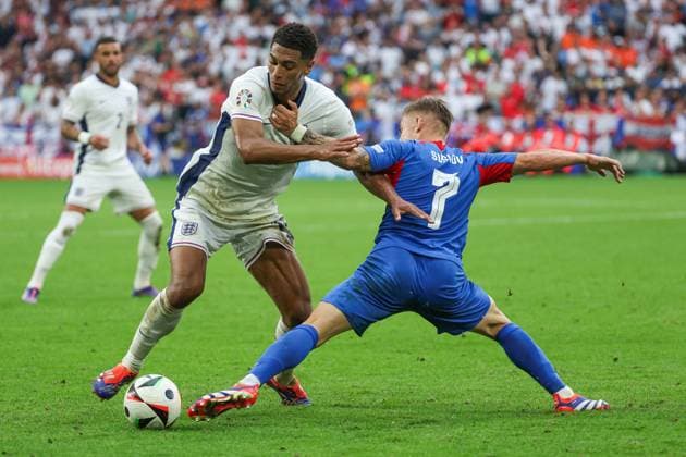 Euro 2024 England Slovakia on 30 06 2024 at the Arena AufSchalke in Gelsenkirchen Jude Bellingham England, 10 vs Tomas Suslov Slovakia, 7 MH