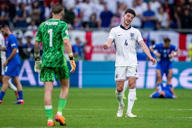 240630 Goalkeeper Jordan Pickford and Declan Rice of England look dejected during the UEFA Euro 2024 Football Championship round of 16 match between England and Slovakia on June 30, 2024 in Gelsenkirchen Photo Jesper Zerman BILDBYRAN kod JZ JZ0546 fotboll football soccer fotballs em europamästerskap em uefa euro uefa european football championship euro 2024 england slovakien slovakia bbeng dejected depp  Copyright: JESPERxZERMAN BB240630JZ134