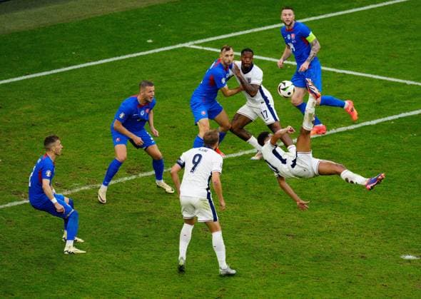 EURO 2024, England - Slowakei Jude Bellingham of England scores to make it 1-1 England v Slovakia, UEFA European Championship, EM, Europameisterschaft 2024, Round of 16, Football, Arena AufSchalke, Gelsenkirchen, Germany - 30 Jun 2024 EDITORIAL USE ONLY No use with unauthorised audio, video, data, fixture lists, club league logos or live services. Online in-match use limited to 120 images, no video emulation. No use in betting, games or single club league player publications. Copyright: xDavexShopland Shutterstockx 14562222cu
