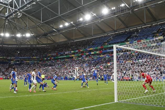 EURO 2024, England - Slowakei GELSENKIRCHEN - (l-r) Harry Kane of England heads towards goal, Slovakia goalkeeper Martin Dubravka during the UEFA EURO, EM, Europameisterschaft,Fussball 2024 round of 16 match between England and Slovakia at the Arena AufSchalke on June 30, 2024 in Gelsenkirchen, Germany. ANP Hollandse Hoogte MAURICE VAN STEEN UEFA EURO 2024 2024 xVIxANPxSportx xVanxSteenxFotografiexIVx 502449626 originalFilename: 502449626.jpg