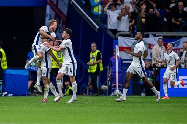 240630 Jude Bellingham of England celebrates after scoring 1 1 during the UEFA Euro 2024 Football Championship round of 16 match between England and Slovakia on June 30, 2024 in Gelsenkirchen Photo Jesper Zerman BILDBYRAN kod JZ JZ0546 fotboll football soccer fotball fotballs em europamästerskap em uefa euro uefa european football championship euro 2024 england slovakien slovakia bbeng celebrate jubel  Copyright: JESPERxZERMAN BB240630JZ135