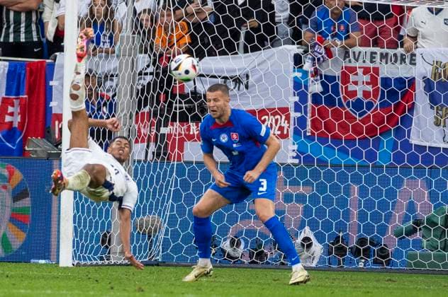UEFA EURO 2024 England Slovakia 30 06 2024 Jude Bellingham England, 10 scores the 1-1 equalizer with a bicycle kick UEFA EURO 2024 England Slovakia Arena AufSchalke, Gelsenkirchen on 30 06 2024 Copyright: xBEAUTIFULxSPORTS Meuselx