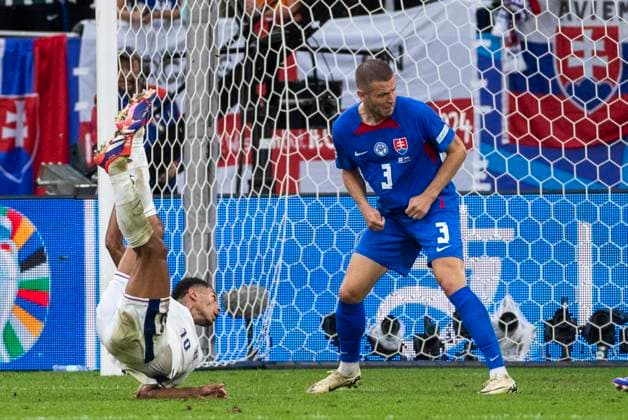 UEFA EURO 2024 England Slovakia 30 06 2024 Jude Bellingham England, 10 scores the 1-1 equalizer with a bicycle kick UEFA EURO 2024 England Slovakia Arena AufSchalke, Gelsenkirchen on 30 06 2024 Copyright: xBEAUTIFULxSPORTS Meuselx