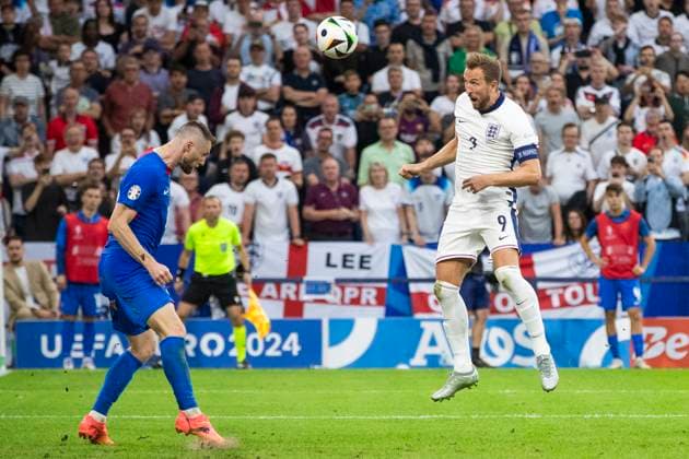 UEFA EURO 2024 England Slovakia 30 06 2024 Harry Kane England, 9 scores the goal to take the lead with his head UEFA EURO 2024 England Slovakia Arena AufSchalke, Gelsenkirchen on 30 06 2024 Copyright: xBEAUTIFULxSPORTS Meuselx