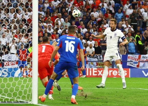 Sport Bilder des Tages Harry Kane scores for England England v Slovakia, UEFA European Championship, EM, Europameisterschaft 2024, Round of 16, Football, Arena AufSchalke, Gelsenkirchen, Germany - 30 Jun 2024 EDITORIAL USE ONLY No use with unauthorised audio, video, data, fixture lists, club league logos or live services. Online in-match use limited to 120 images, no video emulation. No use in betting, games or single club league player publications. Copyright: xKieranxMcManus Shutterstockx 14562217cm