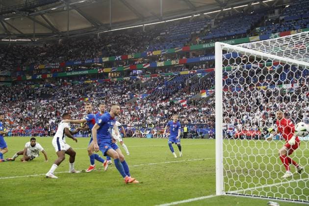 GELSENKIRCHEN - (l-r) Jude Bellingham of England scores 1-1, Milan Skriniar of Slovakia, Slovakia goalkeeper Martin Dubravka during the UEFA EURO, EM, Europameisterschaft,Fussball 2024 last 16 match between England and Slovakia at the Arena AufSchalke on June 30, 2024 in Gelsenkirchen, Germany. ANP Hollandse Hoogte MAURICE VAN STEEN UEFA EURO 2024 2024 xVIxANPxSportx xVanxSteenxFotografiexIVx 502450173 originalFilename: 502450173.jpg