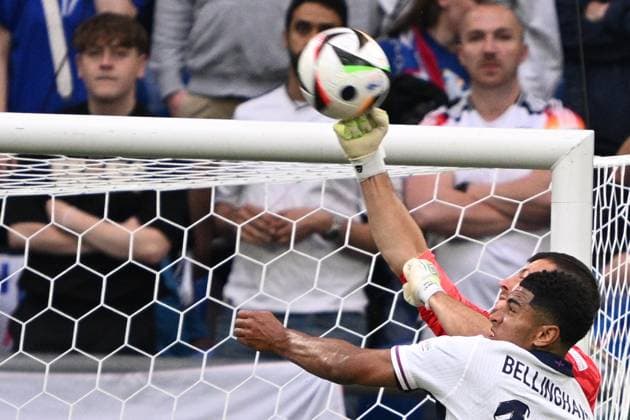 Germany Soccer Euro 2024 England - Slovakia 8720197 30.06.2024 Slovakia s Martin Dubravka makes a save as England s Jude Bellingham tries to head the ball during the UEFA EURO, EM, Europameisterschaft,Fussball 2024 Round of 16 soccer match between England and Slovakia at the Veltins-Arena in Gelsenkirchen, Germany. Alexey Filippov Sputnik Gelsenkirchen Germany  Copyright: xAlexeyxFilippovx