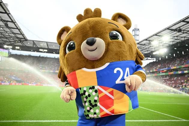 30 06 2024, xsltx, Football EM 2024 1 8 Final, Spain Georgia emspor, v l The official mascot of UEFA EURO 2024 is Albärt DFL DFB REGULATIONS PROHIBIT ANY USE OF PHOTOGRAPHS as IMAGE SEQUENCES and or QUASI VIDEO Köln