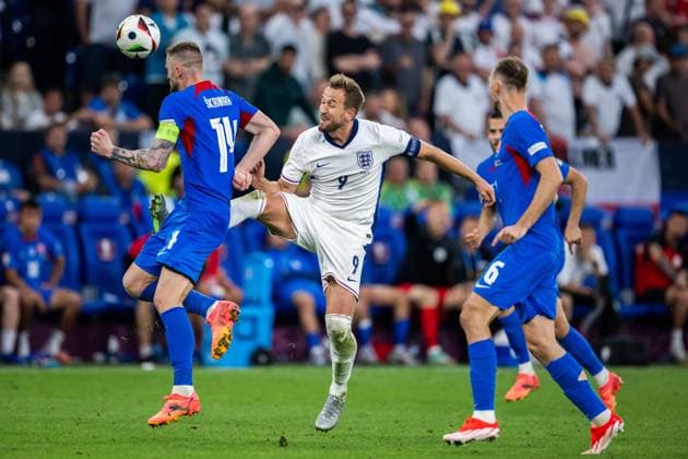 240630 Milan Skriniar of Slovakia and Harry Kane of England during the UEFA Euro 2024 Football Championship round of 16 match between England and Slovakia on June 30, 2024 in Gelsenkirchen Photo Jesper Zerman BILDBYRAN kod JZ JZ0546 fotboll football soccer fotballs em europamästerskap em uefa euro uefa european football championship euro 2024 england slovakien slovakia bbeng  Copyright: JESPERxZERMAN BB240630JZ147