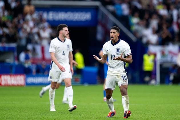 Jude Bellingham England, 10 celebrates the goal for the 1 1 equalizer and motivates his team, GER, England ENG vs Slovakia SVN , European Football Championship, UEFA EURO 2024, Round of 16, 30 06 2024 GER, England ENG vs Slovakia SVN , European Football Championship, UEFA EURO 2024, Round of 16, 30 06 2024 Gelsenkirchen Copyright: xEibner-Pressefoto Memmlerx EP_MMR