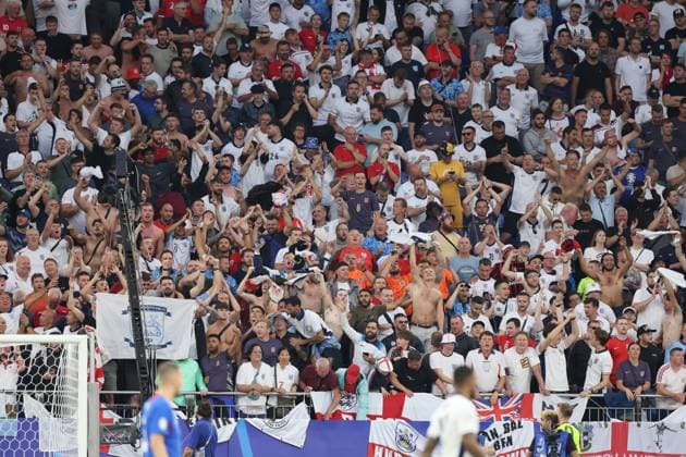 England v Slovakia UEFA EURO, EM, Europameisterschaft,Fussball 2024 Round of 16 England fans during the UEFA Euro 2024 Round of 16 match between England and Slovakia at Veltins-Arena, Gelsenkirchen UK Newspapers OUT Copyright: xPaulxChestertonx FIL-20312-0258