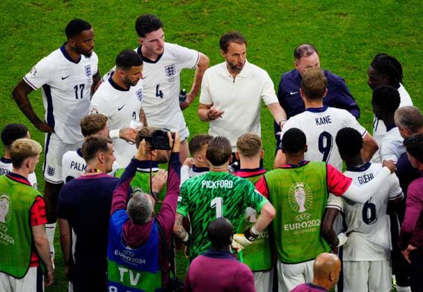 England manager Gareth Southgate speaks to players of England prior to extra time being played England v Slovakia, UEFA European Championship, EM, Europameisterschaft 2024, Round of 16, Football, Arena AufSchalke, Gelsenkirchen, Germany - 30 Jun 2024 EDITORIAL USE ONLY No use with unauthorised audio, video, data, fixture lists, club league logos or live services. Online in-match use limited to 120 images, no video emulation. No use in betting, games or single club league player publications. Copyright: xDavexShopland Shutterstockx 14562222dp