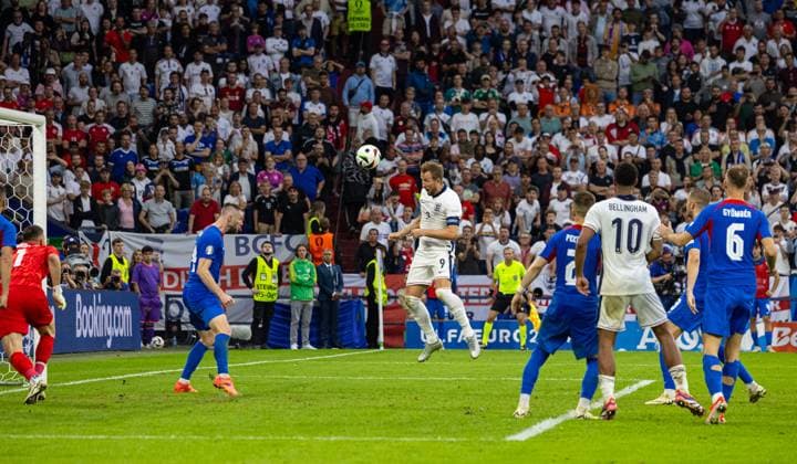 Football - UEFA EURO, EM, Europameisterschaft,Fussball 2024 - Round of 16 - England v Slovakia GELSENKIRCHEN, GERMANY - Sunday, June 30, 2024: England s captain Harry Kane scores the second goal with a header during the UEFA Euro 2024 Round of 16 match between England and Slovakia at the Arena AufSchalke. (Photo by David Rawcliffe Propaganda) GELSENKIRCHEN Arena AufSchalke NORTH RHINE-WESTPHALIA GERMANY  Copyright: xDavidxRawcliffex P2024-06-30-England_Slovakia-99
