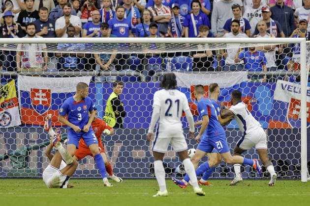 GELSENKIRCHEN, 30-06-20204, Stadium Veltins Arena, European Football Championship Euro2024, Round of 16 match no.40 between England and Slovakia.England player Jude Bellingham scores 1-1 England - Slovakia (Euro2024)  x25643926x Copyright: