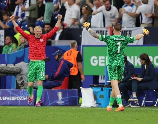 England v Slovakia UEFA EURO, EM, Europameisterschaft,Fussball 2024 Round of 16 Jordan Pickford of England celebrates their second goal with team mate Aaron Ramsdale during the UEFA Euro 2024 Round of 16 match between England and Slovakia at Veltins-Arena, Gelsenkirchen UK Newspapers OUT Copyright: xPaulxChestertonx FIL-20312-0263