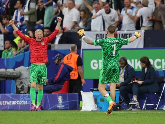 England v Slovakia UEFA EURO, EM, Europameisterschaft,Fussball 2024 Round of 16 Jordan Pickford of England celebrates their second goal with team mate Aaron Ramsdale during the UEFA Euro 2024 Round of 16 match between England and Slovakia at Veltins-Arena, Gelsenkirchen UK Newspapers OUT Copyright: xPaulxChestertonx FIL-20312-0264