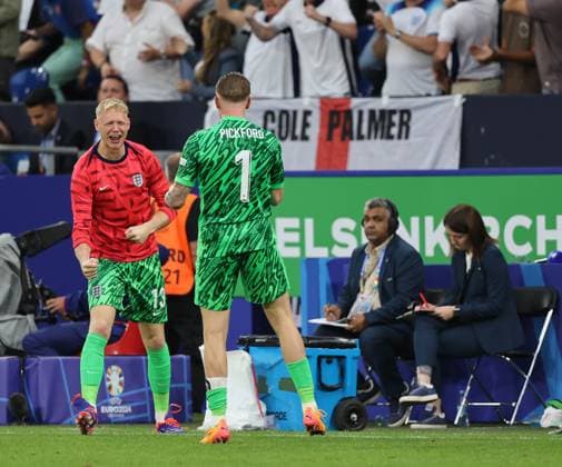 England v Slovakia UEFA EURO, EM, Europameisterschaft,Fussball 2024 Round of 16 Jordan Pickford of England celebrates their second goal with team mate Aaron Ramsdale during the UEFA Euro 2024 Round of 16 match between England and Slovakia at Veltins-Arena, Gelsenkirchen UK Newspapers OUT Copyright: xPaulxChestertonx FIL-20312-0269