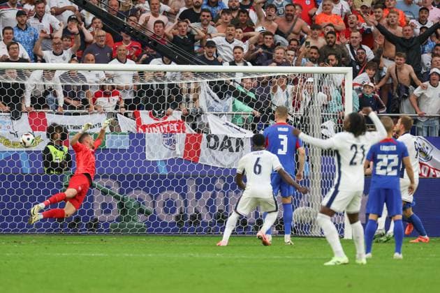 Euro 2024 England Slovakia on 30 06 2024 at the Arena AufSchalke in Gelsenkirchen Harry Kane England, 9 scores the goal against goalkeeper Martin Dubravka Slovakia, 1 to make it 2 - 1 MH
