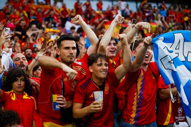 Spain fans cheer before the Euro2024 round of 16 soccer match between Spain and Georgia at RheinEnergieStadion in Cologne, Germany, 30 June 2024. Spain vs. Georgia !ACHTUNG: NUR REDAKTIONELLE NUTZUNG!  Copyright: xAlbertoxEstevezx GRAF9867 20240630-55014022650_1
