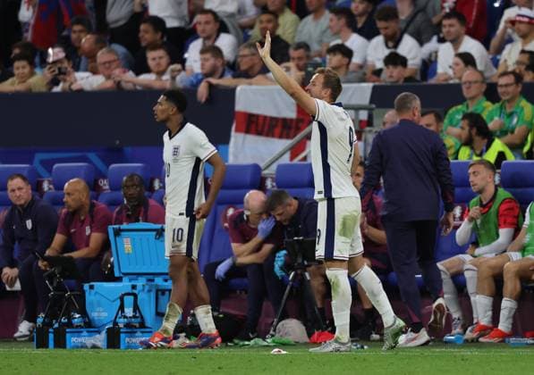 England v Slovakia UEFA EURO, EM, Europameisterschaft,Fussball 2024 Round of 16 Jude Bellingham of England and team mate Harry Kane give instructions from the bench during the UEFA Euro 2024 Round of 16 match between England and Slovakia at Veltins-Arena, Gelsenkirchen UK Newspapers OUT Copyright: xPaulxChestertonx FIL-20312-0298