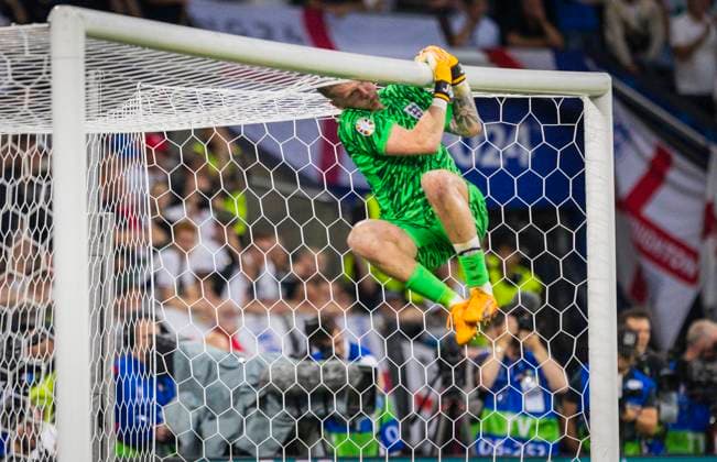 Gelsenkirchen, Germany 30th Jun 2024 Jordan Pickford ENG hangs on the goalEngland Slovakia England Slovakia 06 2024