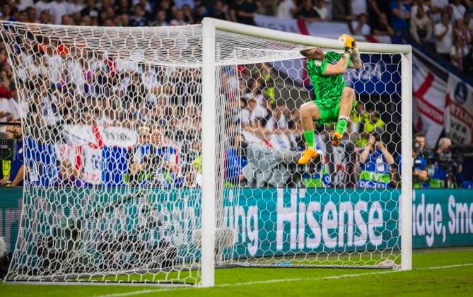 Gelsenkirchen, Germany 30th Jun 2024 Jordan Pickford ENG hangs on the goalEngland Slovakia England Slovakia 06 2024