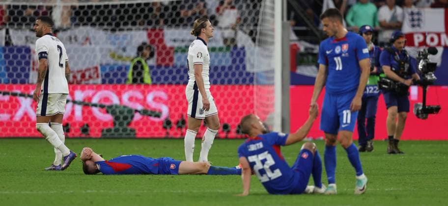 EURO 2024, England - Slowakei England v Slovakia UEFA EURO, EM, Europameisterschaft,Fussball 2024 Round of 16 Kyle Walker and Connor Gallagher of England react at full time as Slovakia players show dejection at full time during the UEFA Euro 2024 Round of 16 match between England and Slovakia at Veltins-Arena, Gelsenkirchen UK Newspapers OUT Copyright: xPaulxChestertonx FIL-20312-0322