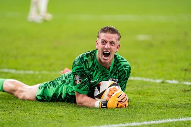 GER, Euro 2024, round of sixteen, England GBR vs Slovakia SVK 30 06 2024, Arena AufSchalke, Veltins Arena, Gelsenkirchen, GER, Euro 2024, round of sixteen, England GBR vs Slovakia SVK In the picture Jordan Pickford England GBR, 1 shouts, holds the ball nordphotoxGmbHxx xChristianxSchulze nph000300