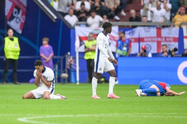 Soccer, UEFA EURO 2024 Round of 16, 20240630, England Slovakia In the picture Jude BELLINGHAM England, 10 kneeling on the ground dissatisfied with decision disagrees stunned Gelsenkirchen Arena on Schalke North Rhine-Westphalia Germany Copyright: Passion2Press MarkusxFischerx